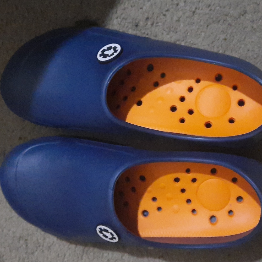 MWOT Men or Women shoes. Blue size 9.5 women/7.5 Men